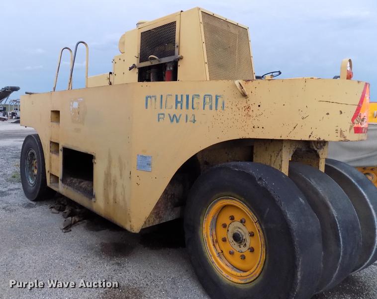 image for item DC4841 Michigan RW140 pneumatic roller