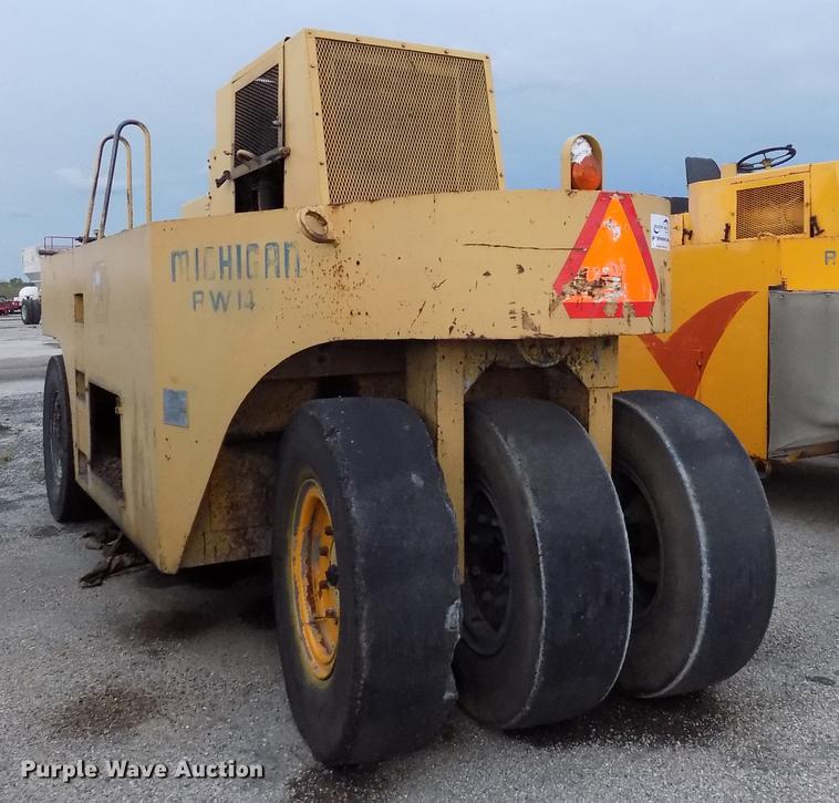 image for item DC4841 Michigan RW140 pneumatic roller