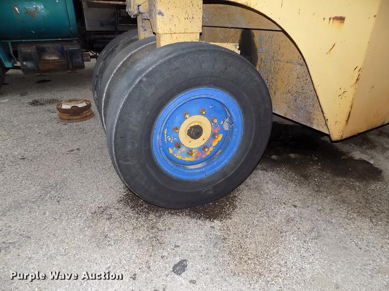 image for item DC4841 Michigan RW140 pneumatic roller