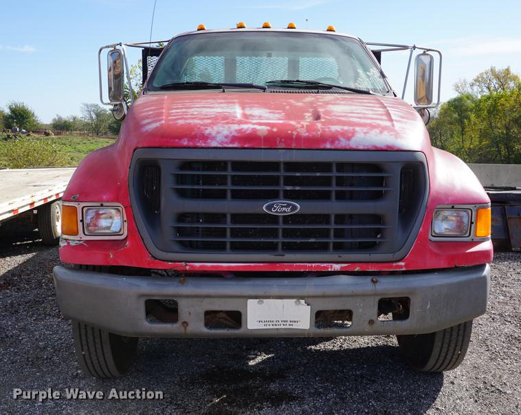 image for item DC5253 2000 Ford F650 flatbed truck