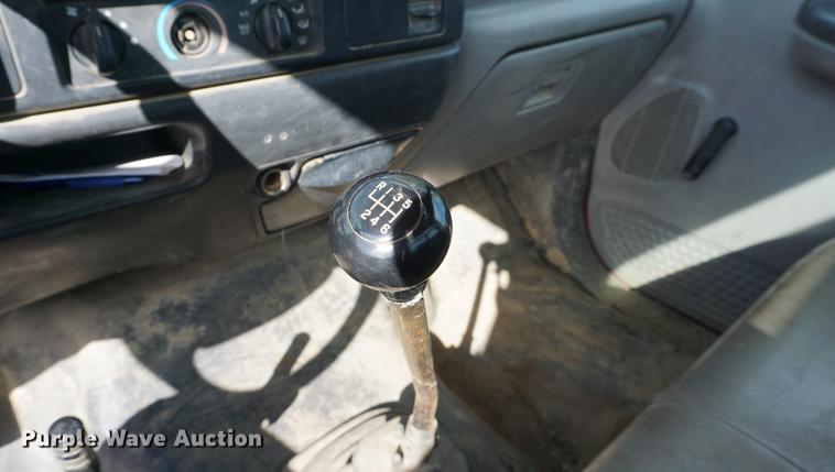 image for item DC5253 2000 Ford F650 flatbed truck