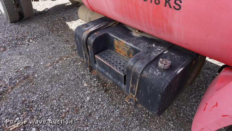 image for item DC5253 2000 Ford F650 flatbed truck