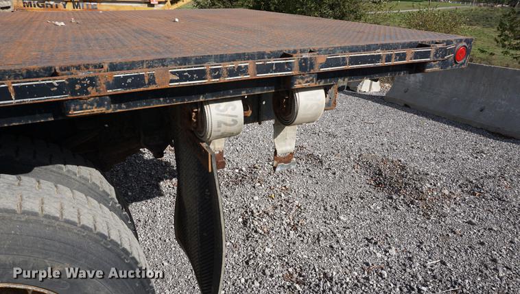 image for item DC5253 2000 Ford F650 flatbed truck