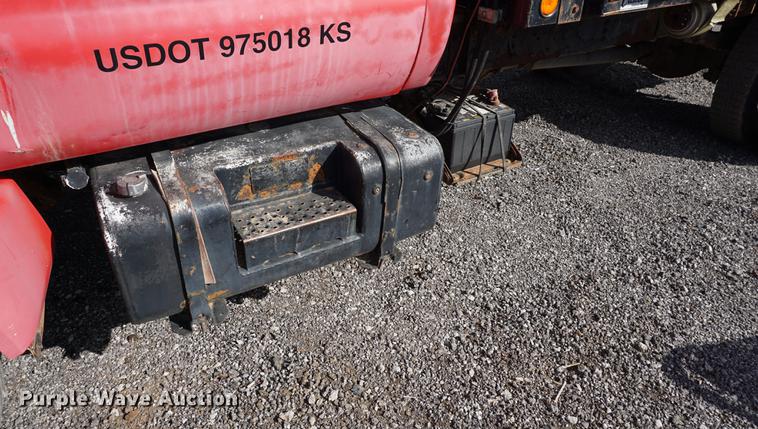 image for item DC5253 2000 Ford F650 flatbed truck