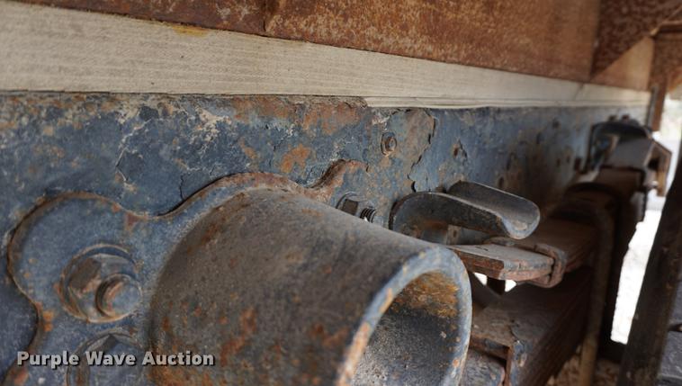 image for item DC5253 2000 Ford F650 flatbed truck