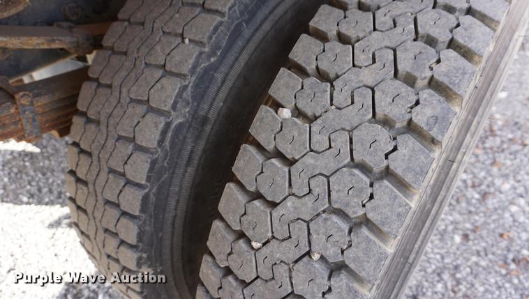 image for item DC5253 2000 Ford F650 flatbed truck