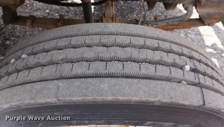 image for item DC5253 2000 Ford F650 flatbed truck