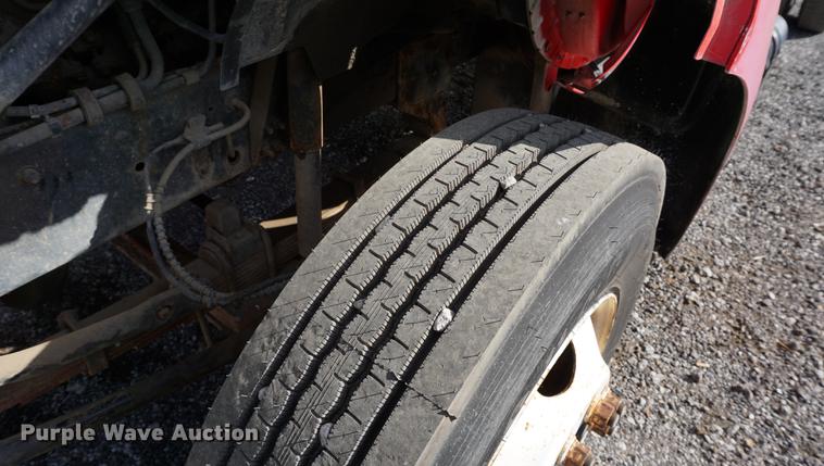 image for item DC5253 2000 Ford F650 flatbed truck