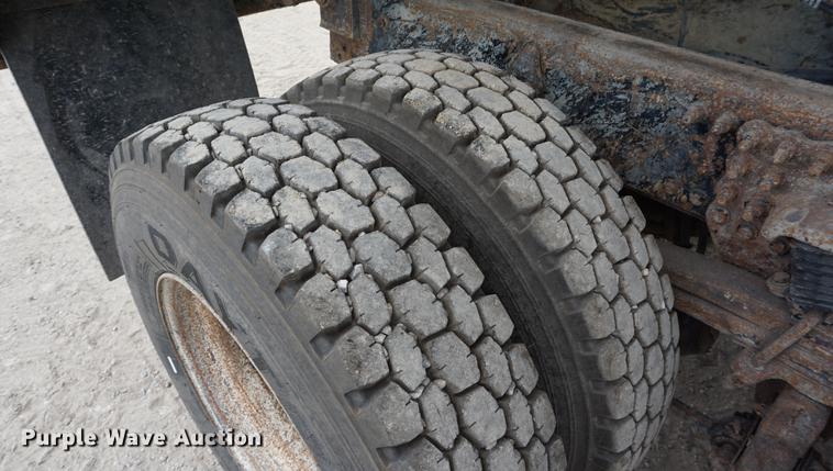 image for item DC5272 2001 Sterling L9500 dump truck