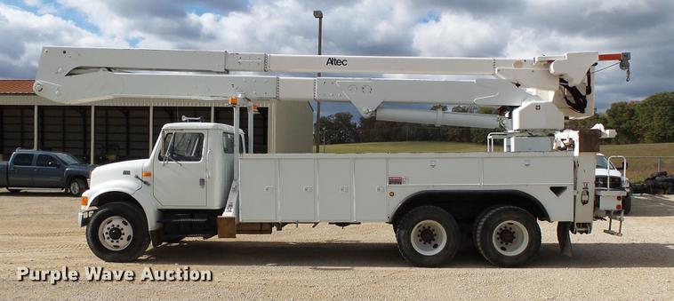 image for item DC6795 1999 International 4900 bucket truck