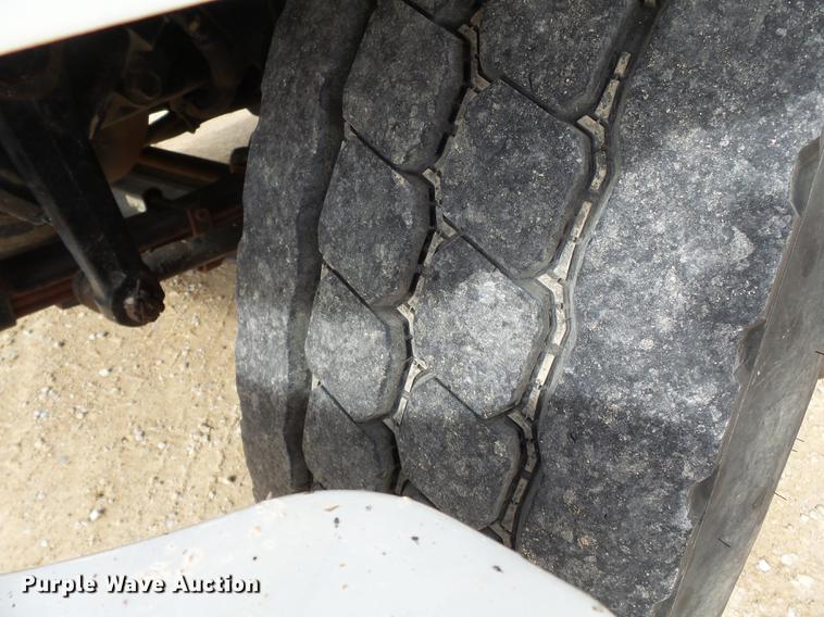 image for item DC6795 1999 International 4900 bucket truck