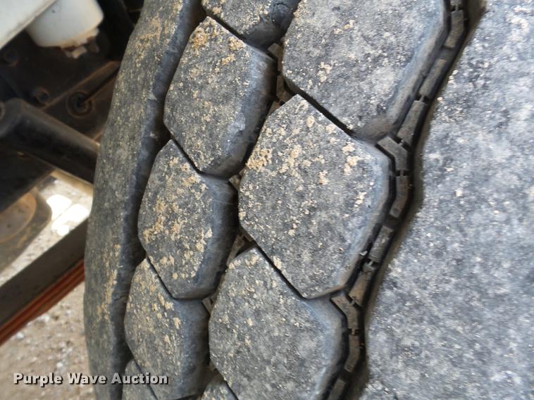 image for item DC6795 1999 International 4900 bucket truck