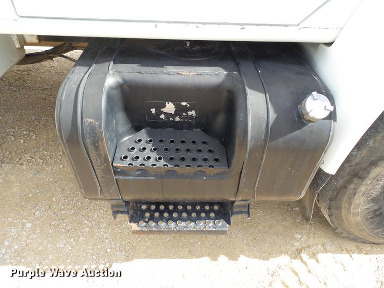 image for item DC6795 1999 International 4900 bucket truck