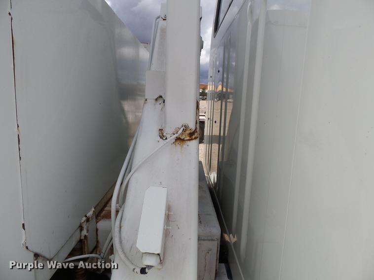 image for item DC6795 1999 International 4900 bucket truck