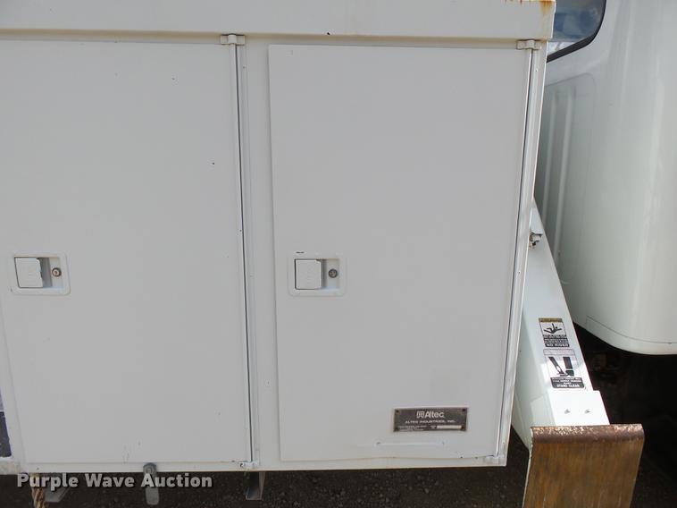 image for item DC6795 1999 International 4900 bucket truck