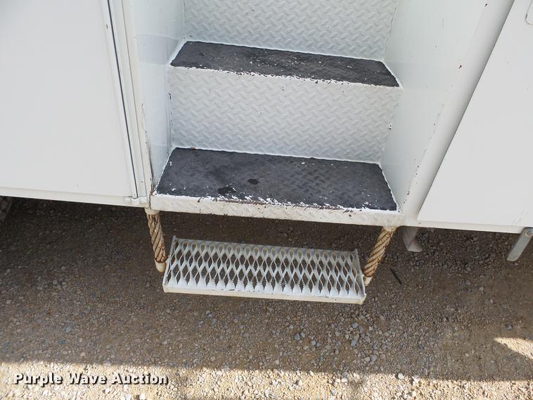 image for item DC6795 1999 International 4900 bucket truck