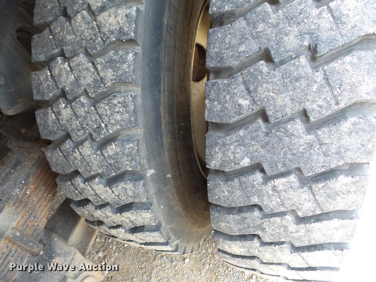 image for item DC6795 1999 International 4900 bucket truck