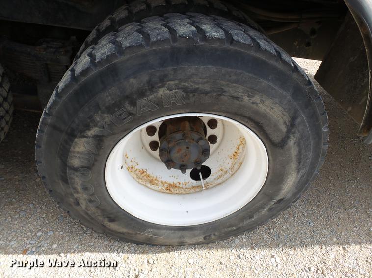 image for item DC6795 1999 International 4900 bucket truck