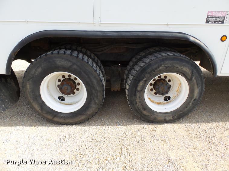 image for item DC6795 1999 International 4900 bucket truck