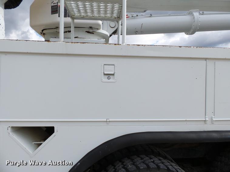 image for item DC6795 1999 International 4900 bucket truck