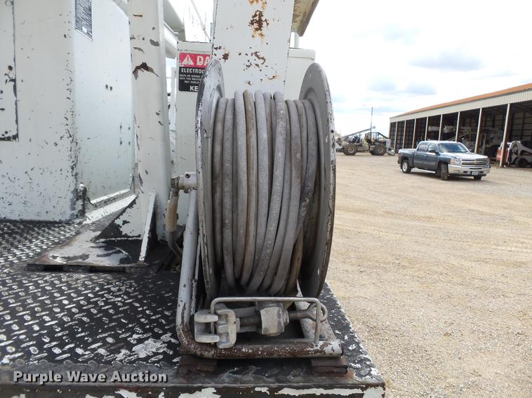 image for item DC6795 1999 International 4900 bucket truck