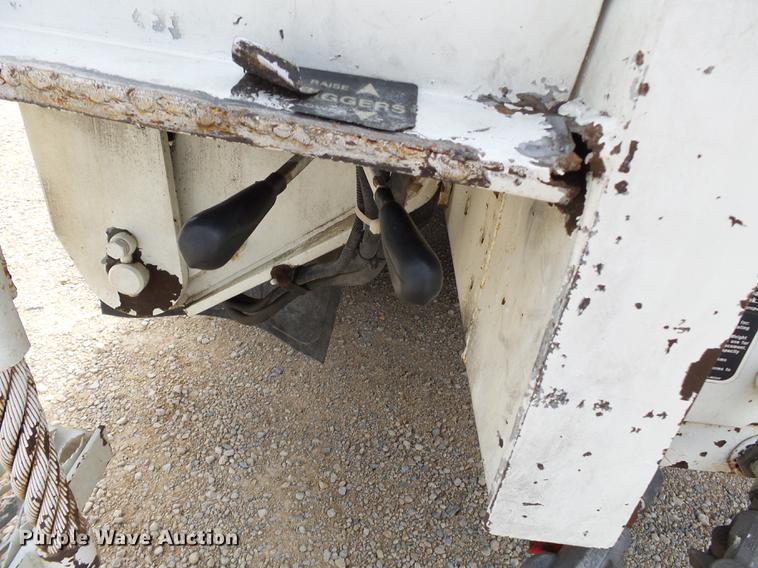 image for item DC6795 1999 International 4900 bucket truck