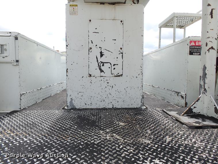 image for item DC6795 1999 International 4900 bucket truck