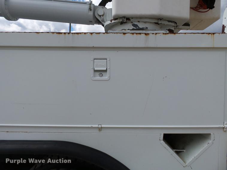 image for item DC6795 1999 International 4900 bucket truck