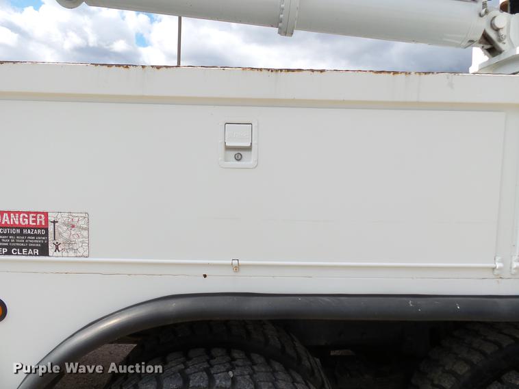 image for item DC6795 1999 International 4900 bucket truck