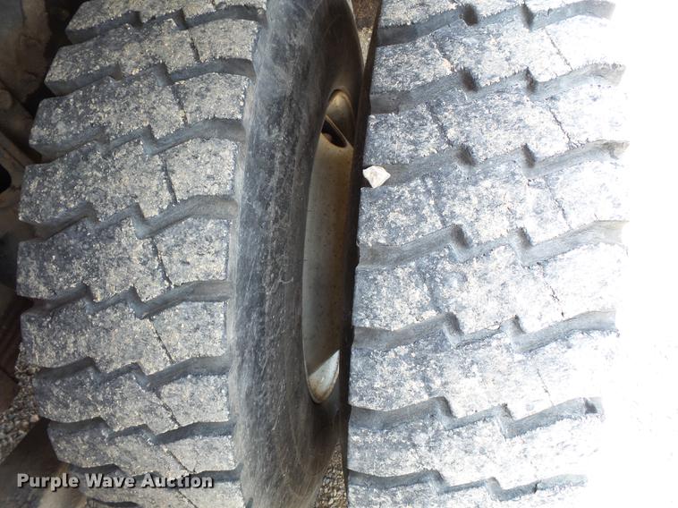 image for item DC6795 1999 International 4900 bucket truck