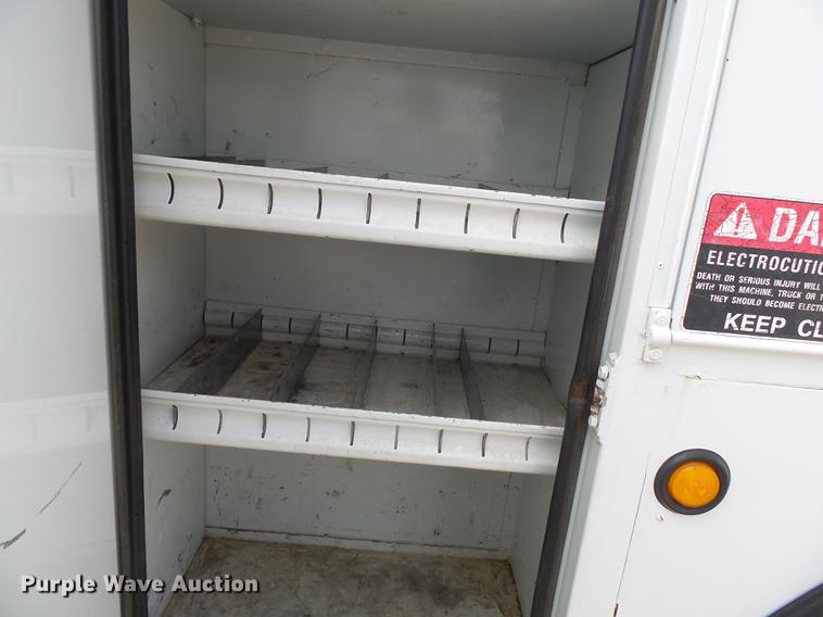 image for item DC6795 1999 International 4900 bucket truck