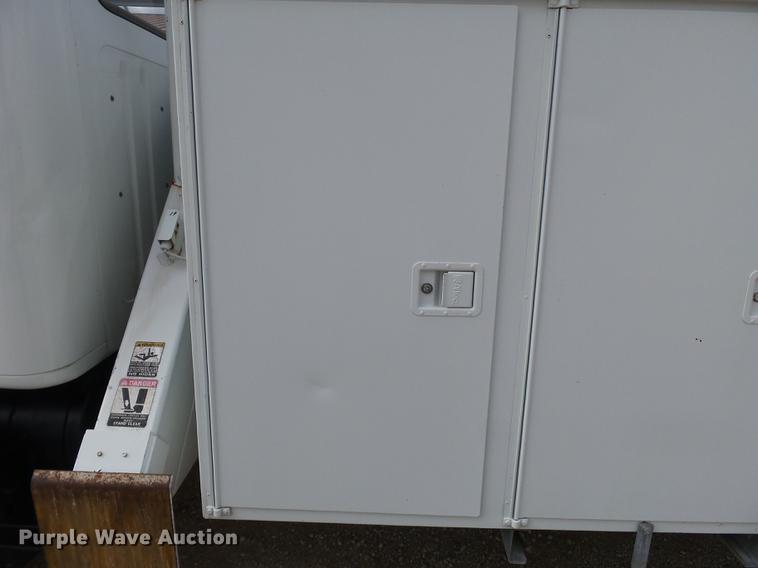 image for item DC6795 1999 International 4900 bucket truck