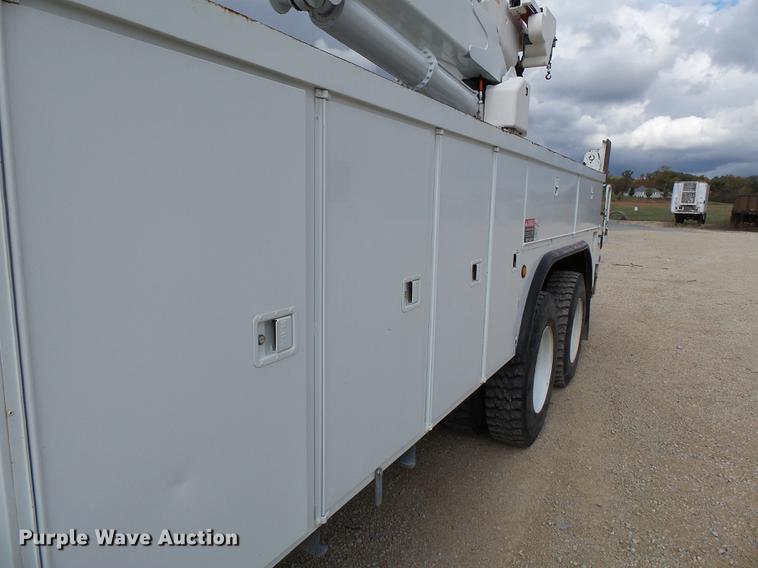 image for item DC6795 1999 International 4900 bucket truck