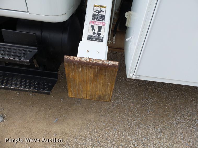 image for item DC6795 1999 International 4900 bucket truck