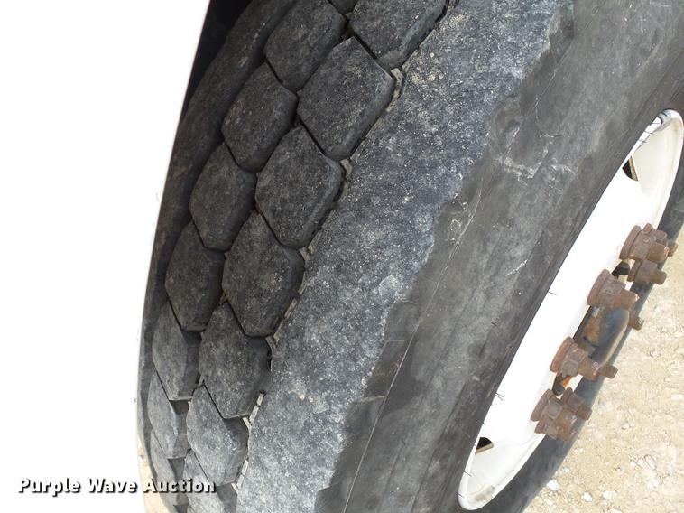 image for item DC6795 1999 International 4900 bucket truck