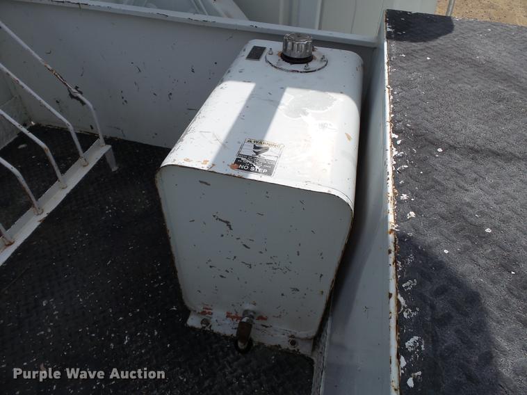 image for item DC6795 1999 International 4900 bucket truck