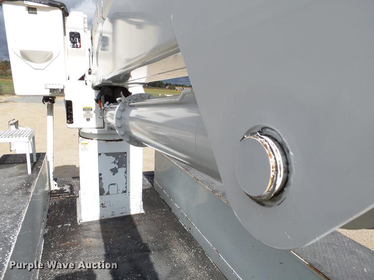 image for item DC6795 1999 International 4900 bucket truck