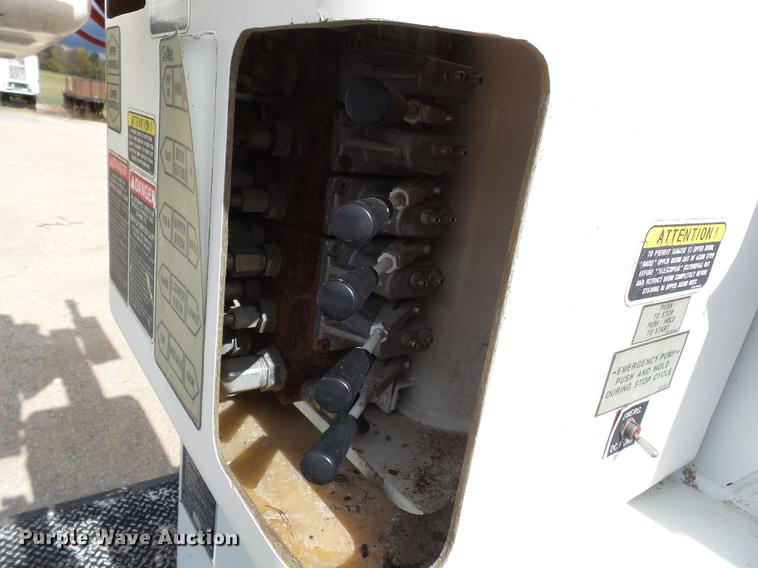 image for item DC6795 1999 International 4900 bucket truck