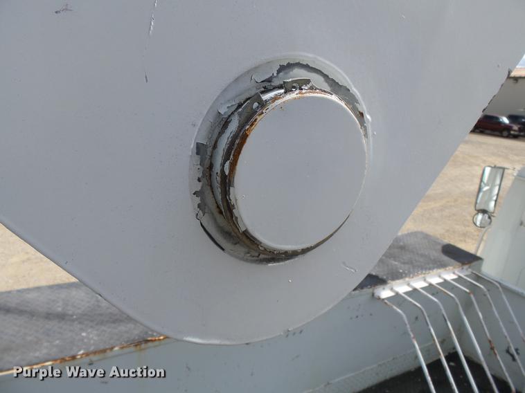 image for item DC6795 1999 International 4900 bucket truck