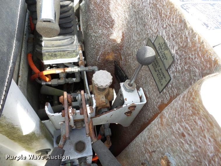 image for item DC6795 1999 International 4900 bucket truck