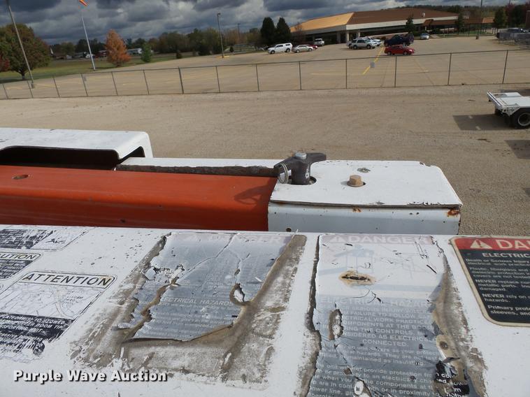 image for item DC6795 1999 International 4900 bucket truck