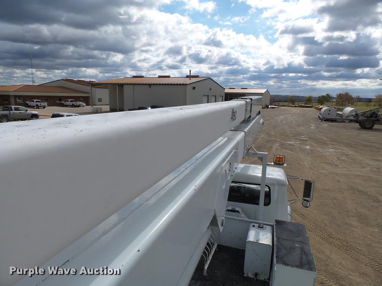 image for item DC6795 1999 International 4900 bucket truck