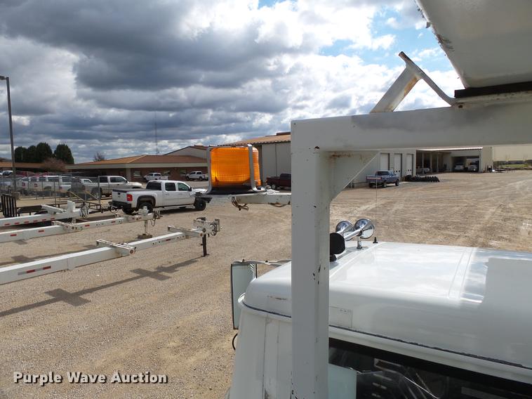 image for item DC6795 1999 International 4900 bucket truck