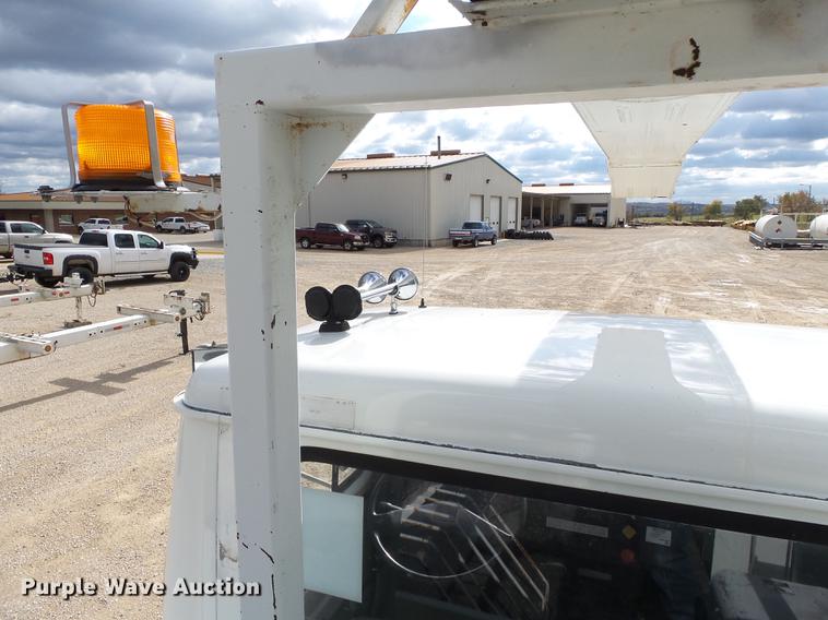 image for item DC6795 1999 International 4900 bucket truck