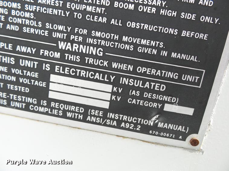 image for item DC6795 1999 International 4900 bucket truck