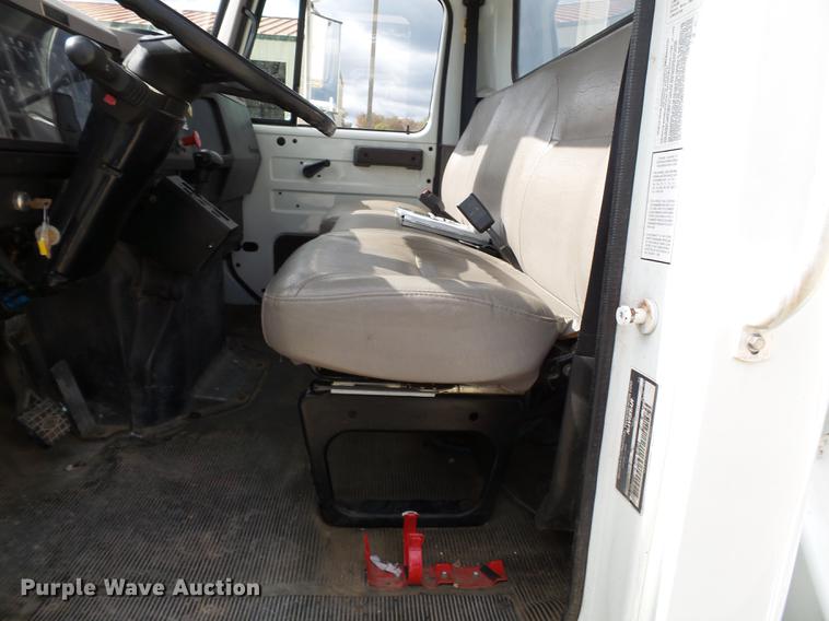 image for item DC6795 1999 International 4900 bucket truck