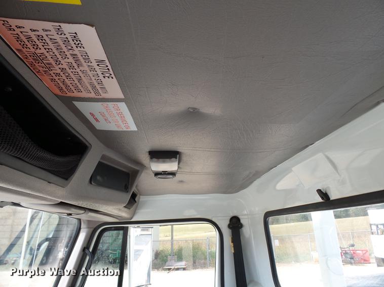 image for item DC6795 1999 International 4900 bucket truck