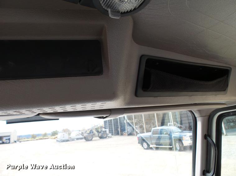 image for item DC6795 1999 International 4900 bucket truck