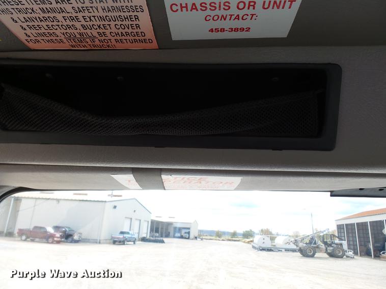 image for item DC6795 1999 International 4900 bucket truck