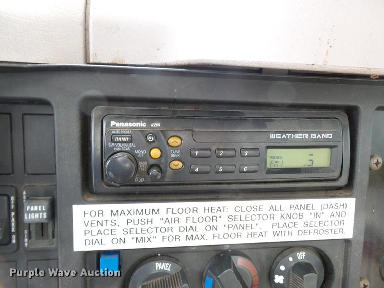 image for item DC6795 1999 International 4900 bucket truck